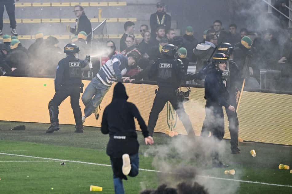 Torcedores do Nantes, da França, invadiram o gramado para protestar contra a diretoria do clube após o rebaixamento na Ligue 1 (Foto: Sebastien Salom-Gomis / AFP)