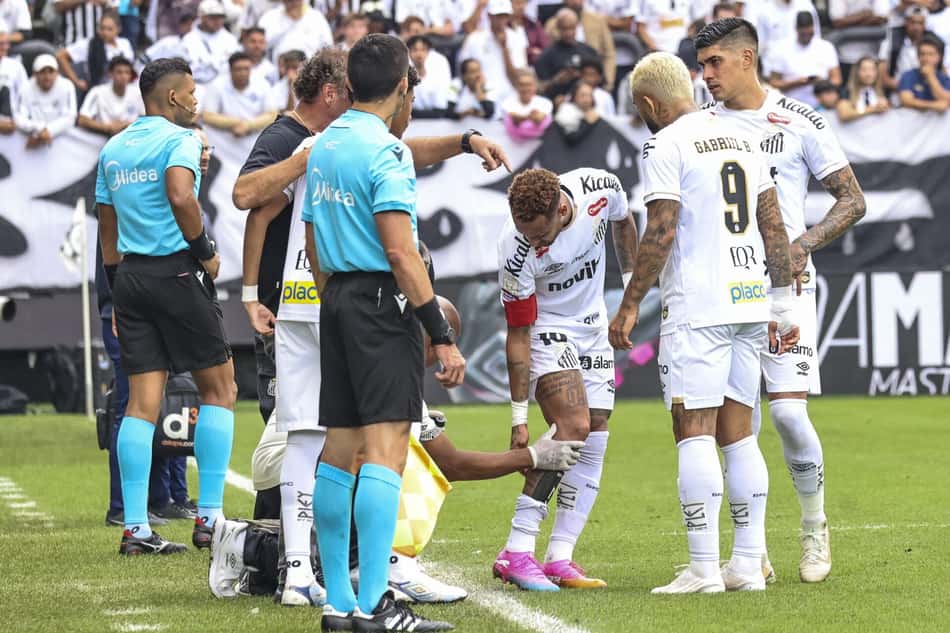 Neymar sente a panturrilha no jogo do Santos diante do Coritiba, véspera da convocação da Seleção para a Copa