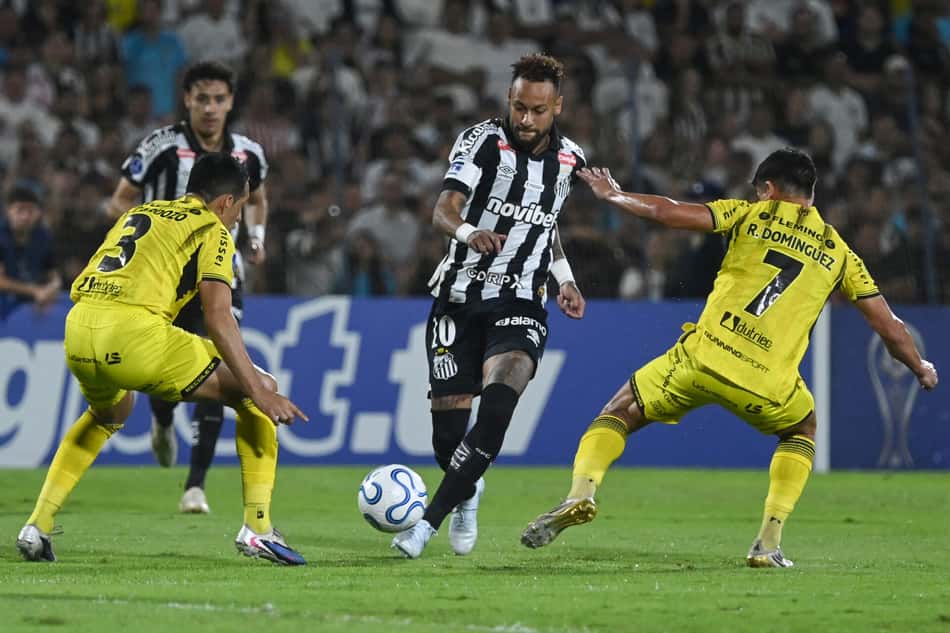 Neymar em ação em Recoleta x Santos pela Sul-Americana