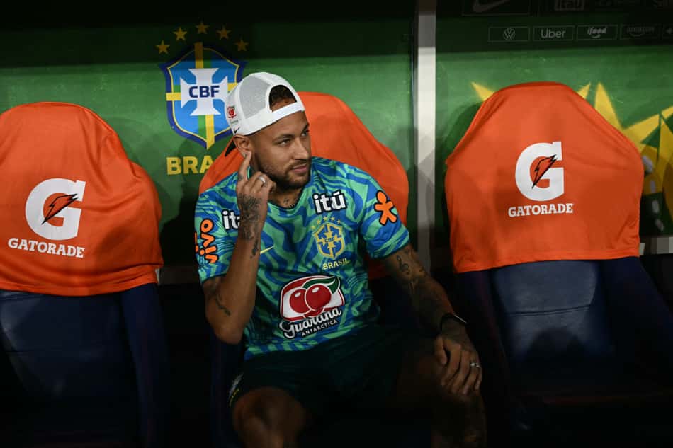 Neymar acompanha amistoso entre Brasil e Panamá sentado no banco de reservas (Foto: MAURO PIMENTEL / AFP)