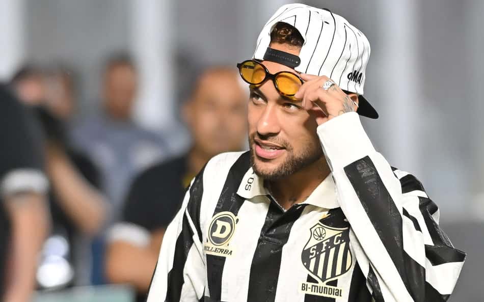Neymar fala sobre panturrilha em saída de jogo do Santos: 'Inteira'