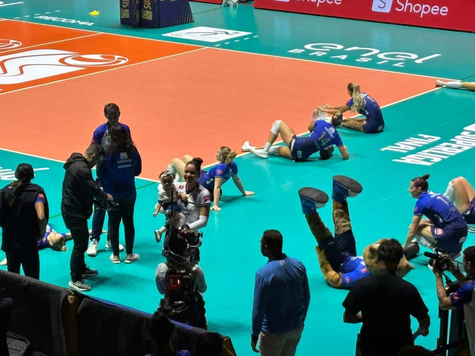 Nyeme, líbero do Minas, entra em quadra com a filha Antonella nos braços