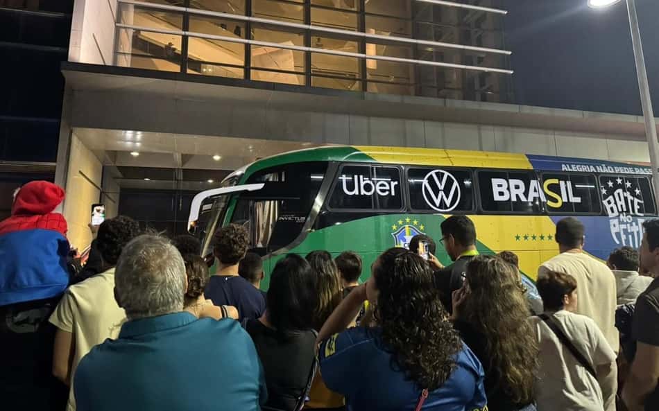 Com apoio de torcedores, Seleção Brasileira chega a hotel no Rio; veja