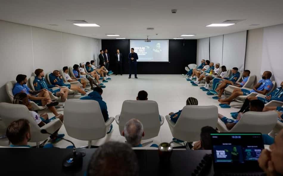 Jogadores da Seleção Brasileira assistem a palestra sobre mudanças em regras para Copa