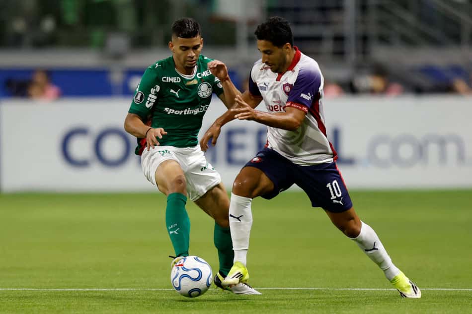 Arthur, de camisa verde, em ação no jogo do Palmeiras contra o Cerro Porteño