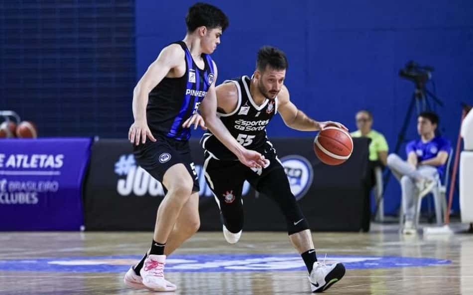 Pinheiros atropela Corinthians no jogo 1 da semifinal do NBB; veja os lances