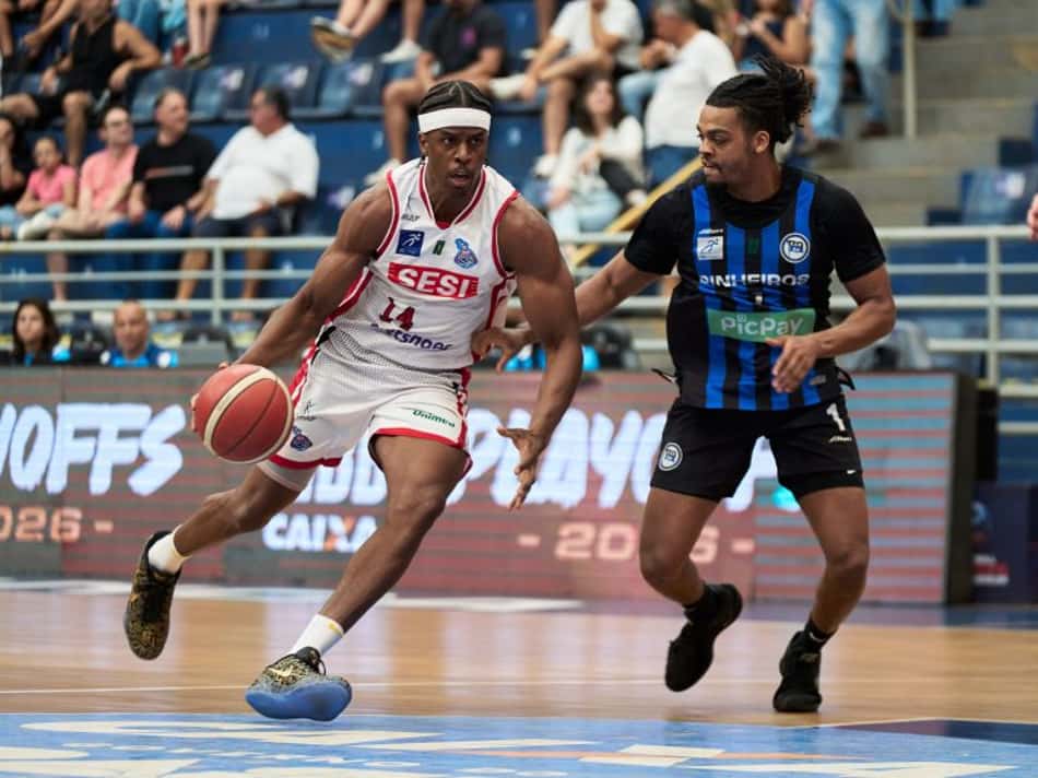 Georginho, do Franca, é marcado por Sloan, do Pinheiros, no jogo 1 das finais do NBB (Foto: Divulgação/NBB)