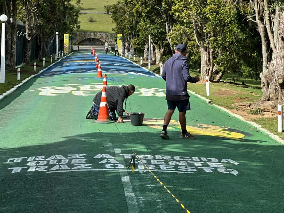 Acesso ao CT da Seleção tem rua pintada com expressões de apoio à Seleção