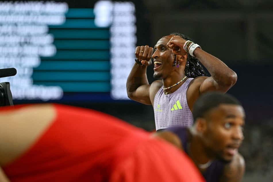 Alison dos Santos comemora o ouro nos 300m com barreiras na Diamond League