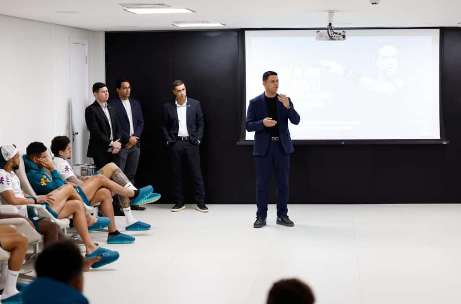 Presidente da Comissão de Arbitragem da CBF em palestra aos jogadores.