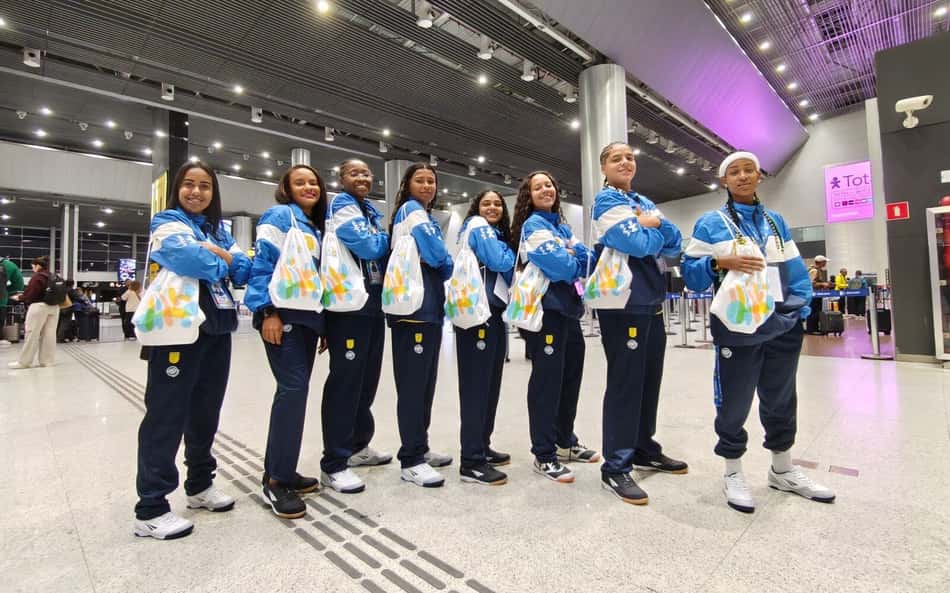 Meninas do projeto Estrelas noa eroporto para embarcar ao México