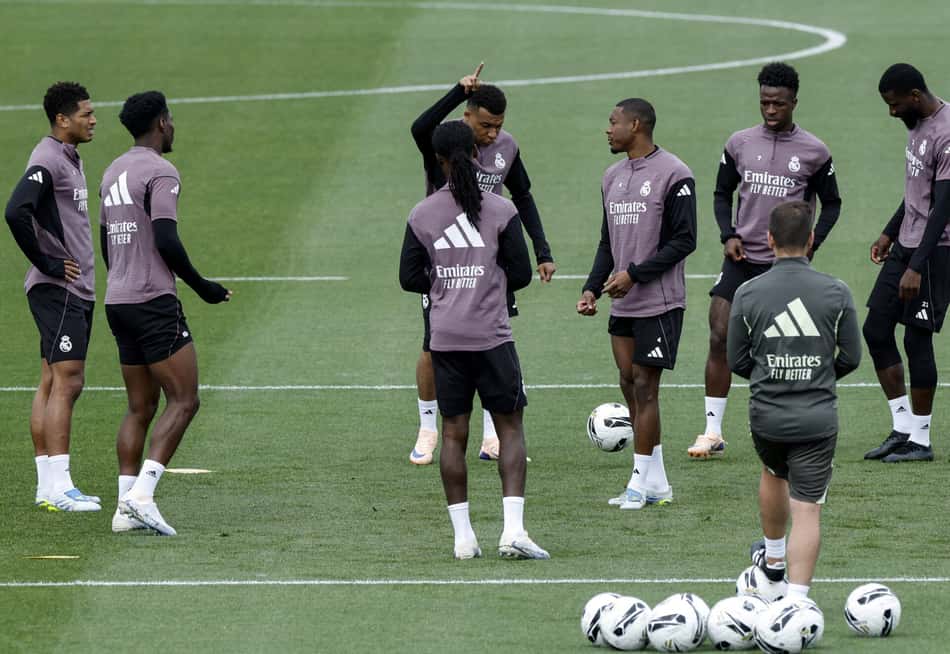 Mbappé participou do último treino do Real Madrid antes do jogo com o Barcelona, mas reclamou de dores na coxa