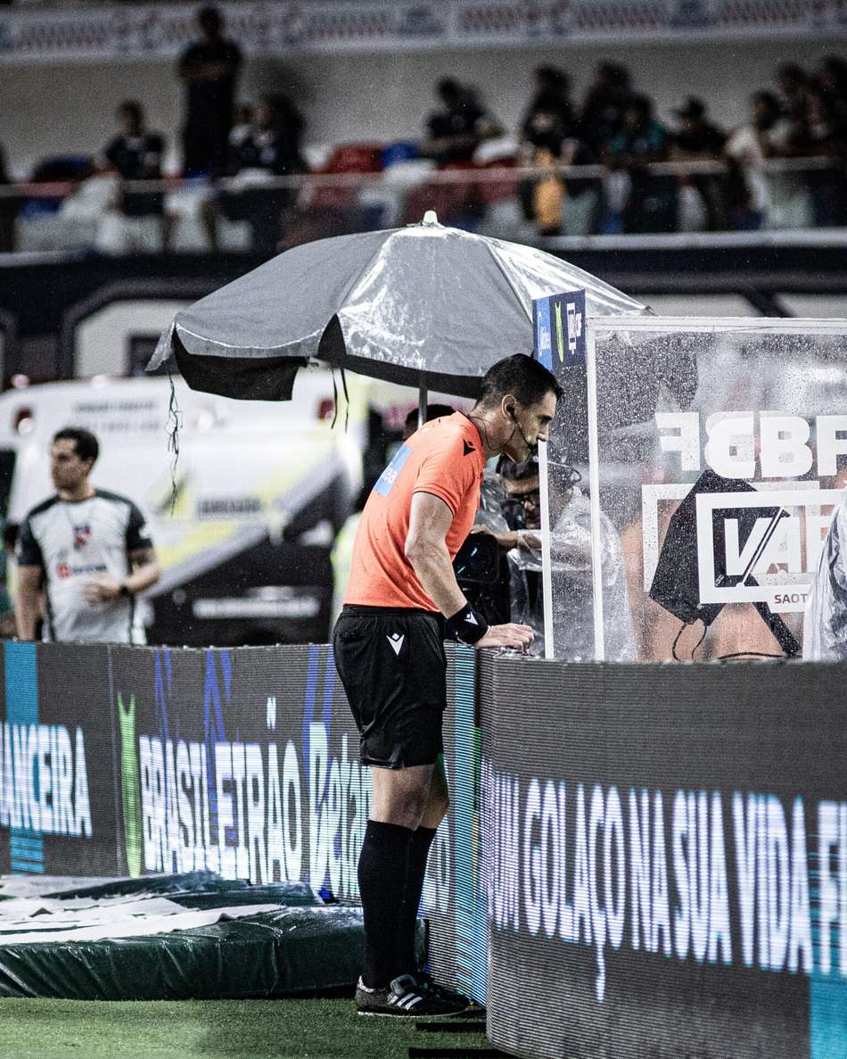 Comunicação entre os árbitros e análise do VAR, durante partida contra o Remo no estádio Mangueirão, válida pela Série A do Campeonato Brasileiro (Foto: Ruan Ferreira /Fotoarena/Folhapress) PalmeiraS