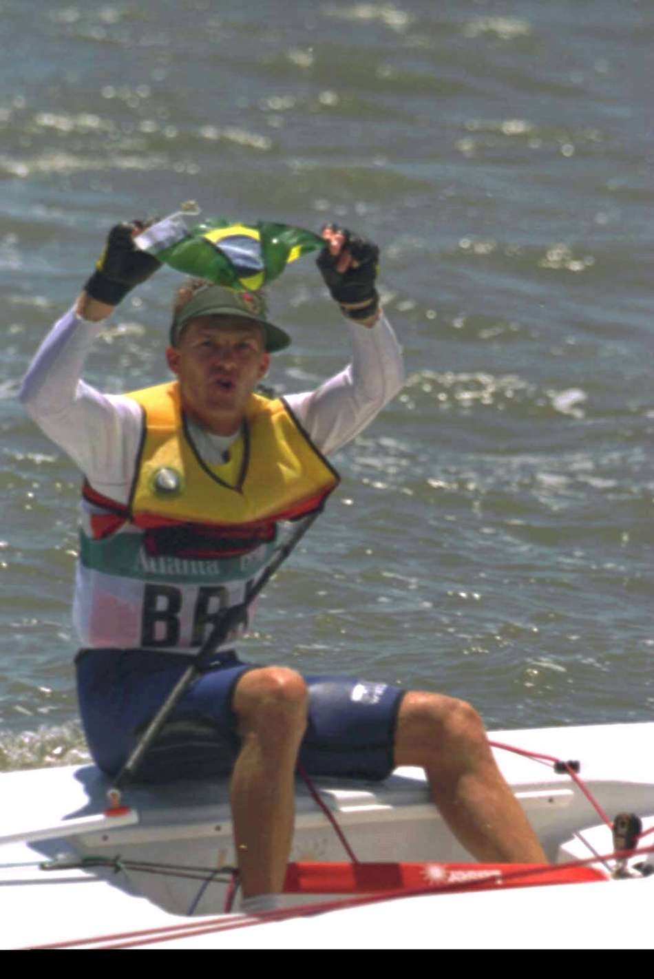 Robert Scheidt comemora medalha de ouro nos Jogos Olímpicos de Atlanta 1996