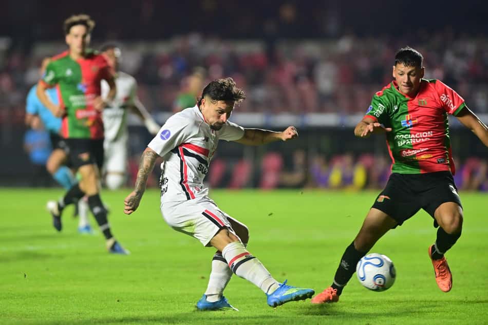 Artur, do São Paulo, chuta para marcar o primeiro gol do São Paulo contra o Boston River no Morumbis