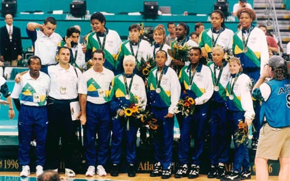 Seleção Brasileira de basquete feminino no pódio de Atlanta 1996