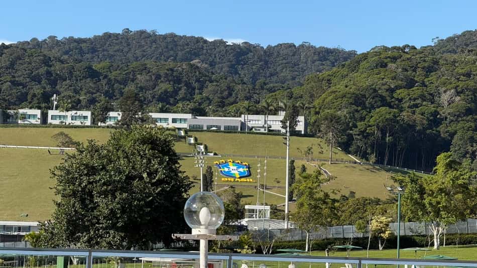 Imagem da Granja Comary com o escudo da CBF onde a Seleção Brasileira se prepara para a Copa do Mundo