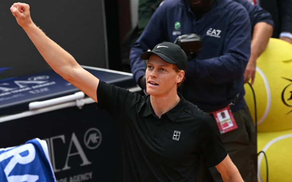 Sinner vence duelo de dois dias com Medvedev, e vai à final em Roma