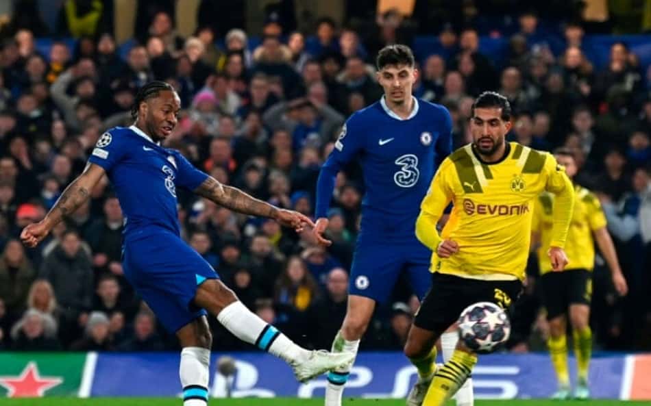 Sterling em ação pelo Chelsea (Foto: Glyn Kirk / AFP)