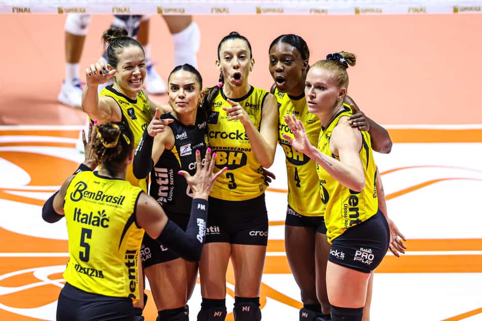 Elenco do Praia Clube comemora ponto na final da Superliga (Foto: Wander Roberto/Inovafoto/CBV)