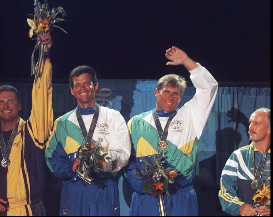 Torben Grael e Marcelo Ferreira recebem a medalha de ouro nos Jogos Olímpicos de Atlanta 1996