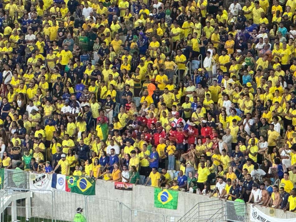 Torcedores do Panamá assistem ao jogo com o Brasil no meio da torcida brasileira