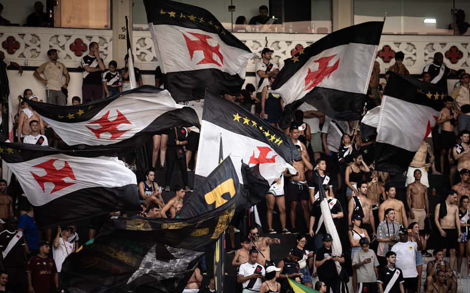 Torcedores do Vasco se rendem a jogador em vitória sobre Audax: 'Admita'