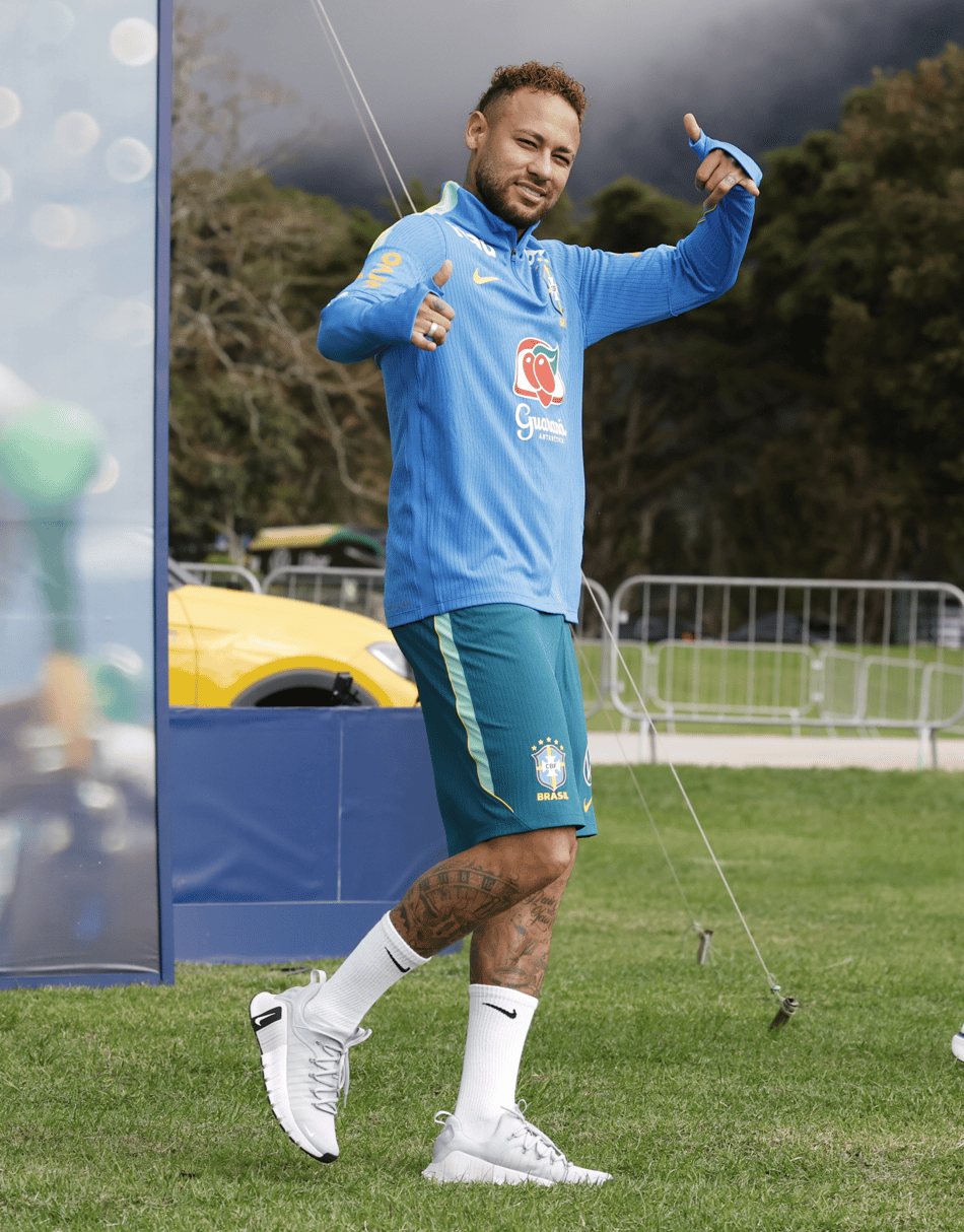Neymar sorridente chega às atividades da Seleção Brasileira e cumprimenta fotógrafo 