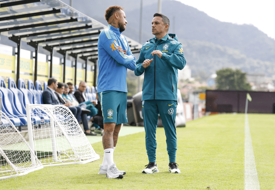 Neymar conversa com Rodrigo Caetano durante treinamento da Seleção brasileira na Granja