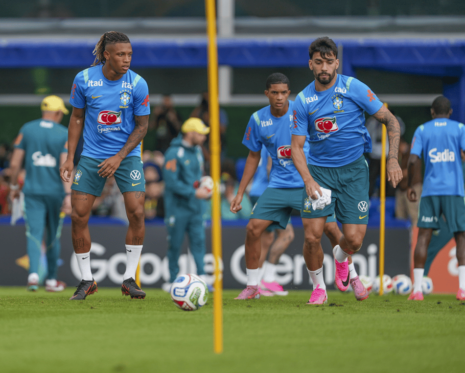 Danilo e Lucas Paquetá em treino da Seleção Brasileira