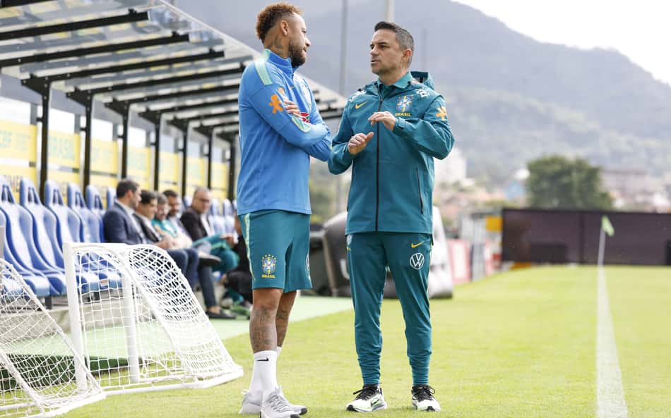 Seleção deixa Teresópolis e retorna ao Rio após final da Champions League