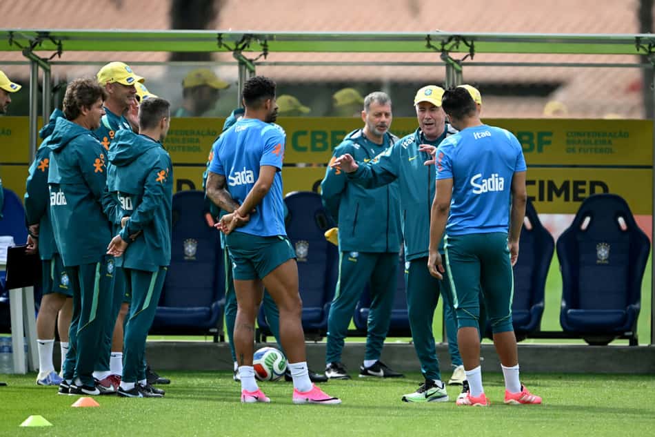 Ancelotti conversa com os jogadores antes de comandar último treino na Granja Comary