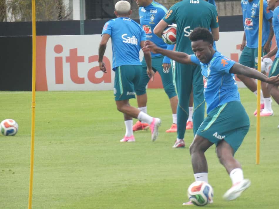 Vini Jr durante treino da Seleção Brasileira (Foto: Lucas Bayer/Lance!)