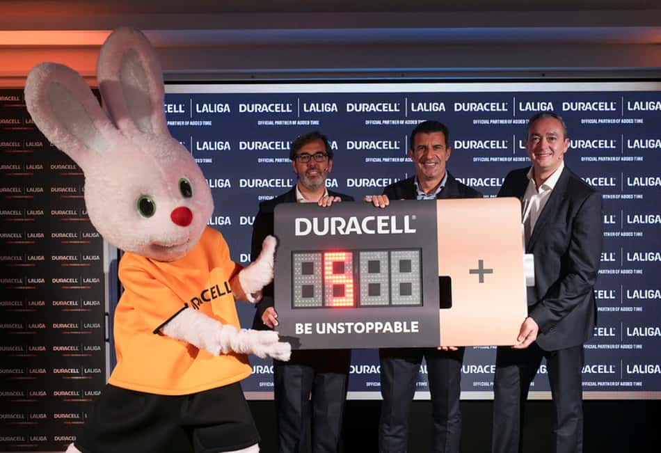 Mascote da Duracell com placa de acréscimos com dirigentes da LaLiga