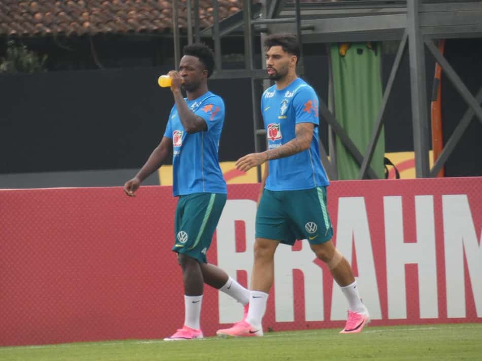 Vini Jr e Paquetá durante treino da Seleção Brasileira (Foto: Lucas Bayer/Lance!)