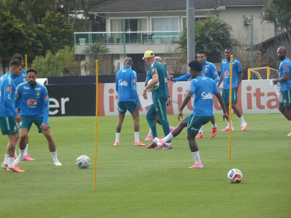 Vini Jr durante treino da Seleção Brasileira (Foto: Lucas Bayer/Lance!)