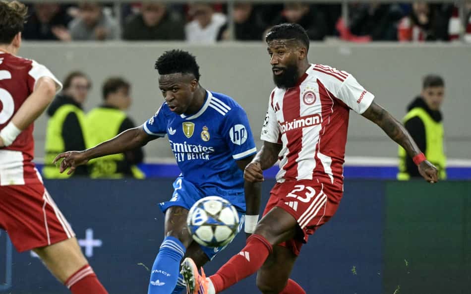 Vinicius Jr marcado por Rodinei em Olympiacos x Real Madrid (Foto: Angelos Tzortzinis / AFP)