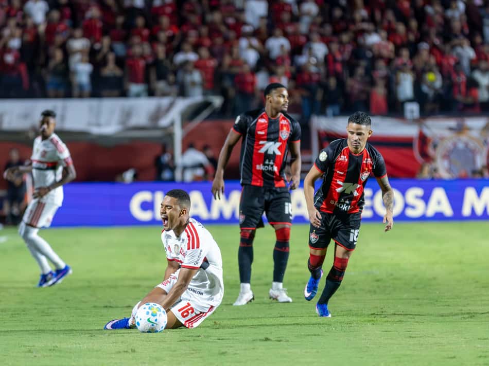 Samuel Lino durante Vitória x Flamengo no Barradão pela Copa do Brasil