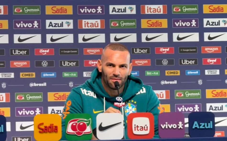 Weverton analisa disputa no gol da Seleção e minimiza desconfiança da torcida: 'É normal'