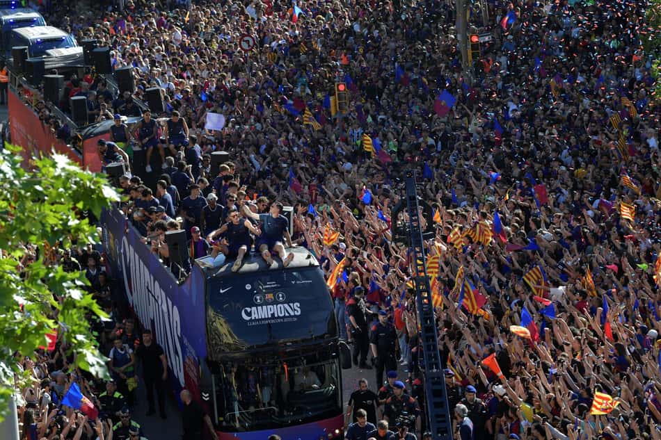 Comemoração do Barcelona após título da LaLiga (Foto: MANAURE QUINTERO / AFP)