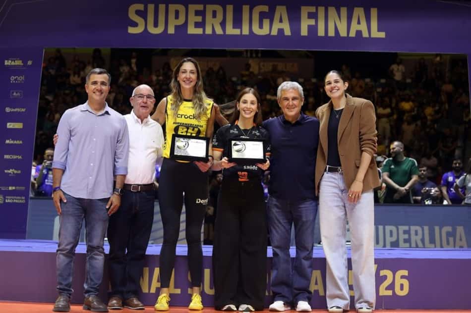 O técnico José Roberto Guimarães participou da homenagem às atletas Carol Gattaz e Camila Brait na final da Superliga
