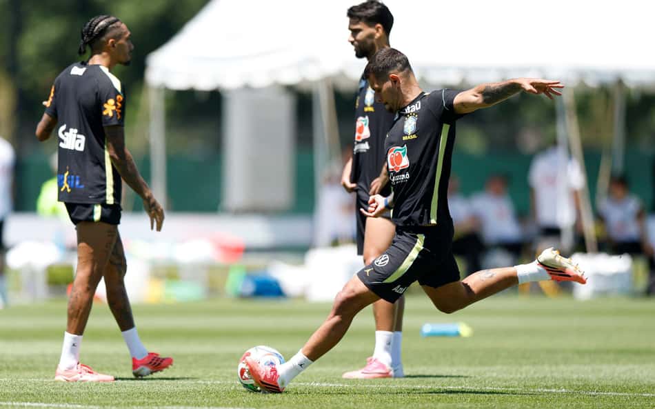 Raphinha, Bruno Guimarães e Magalhães voltam a treinar na Seleção