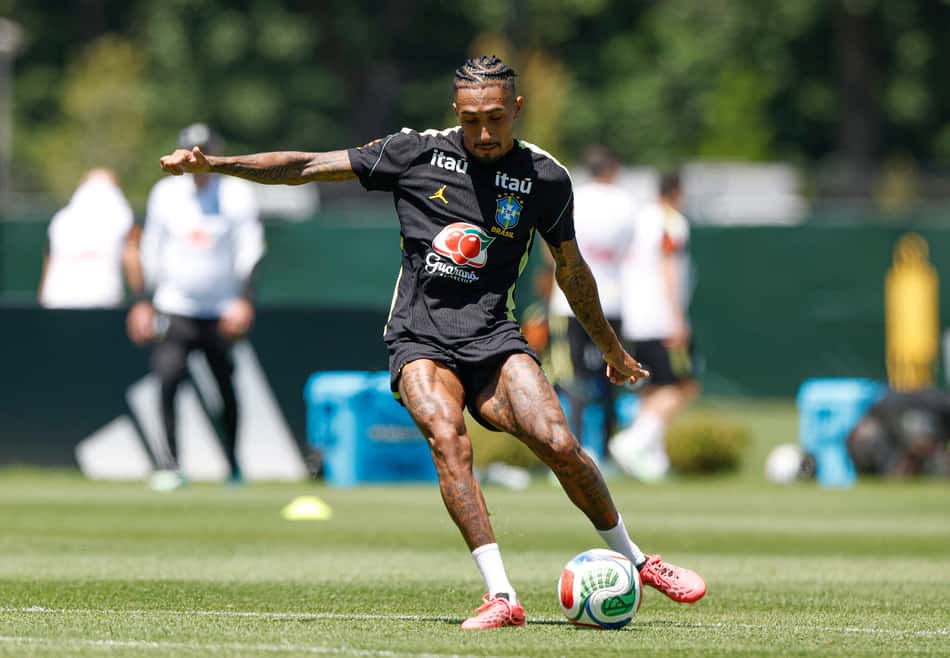 Raphinha cobra falta em treino da Seleção Brasileira