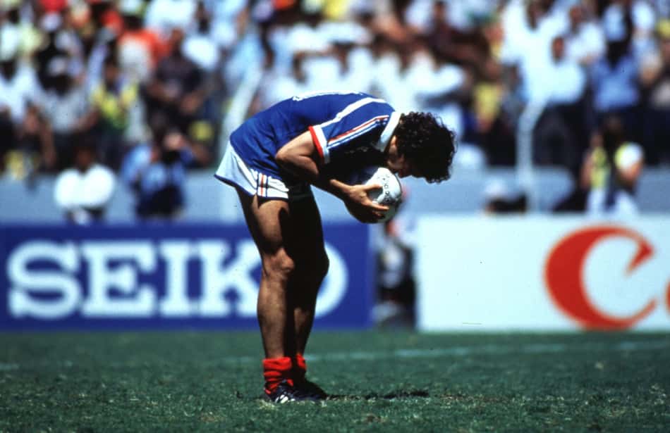 Michel Platini se preparando para bater o pênalti em Brasil x França, na Copa do Mundo de 1986 (Foto: Acervo Lance!)