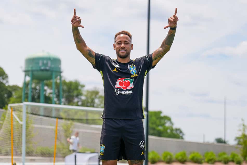 Neymar faz sinal de positivo no treino da Seleção nos EUA