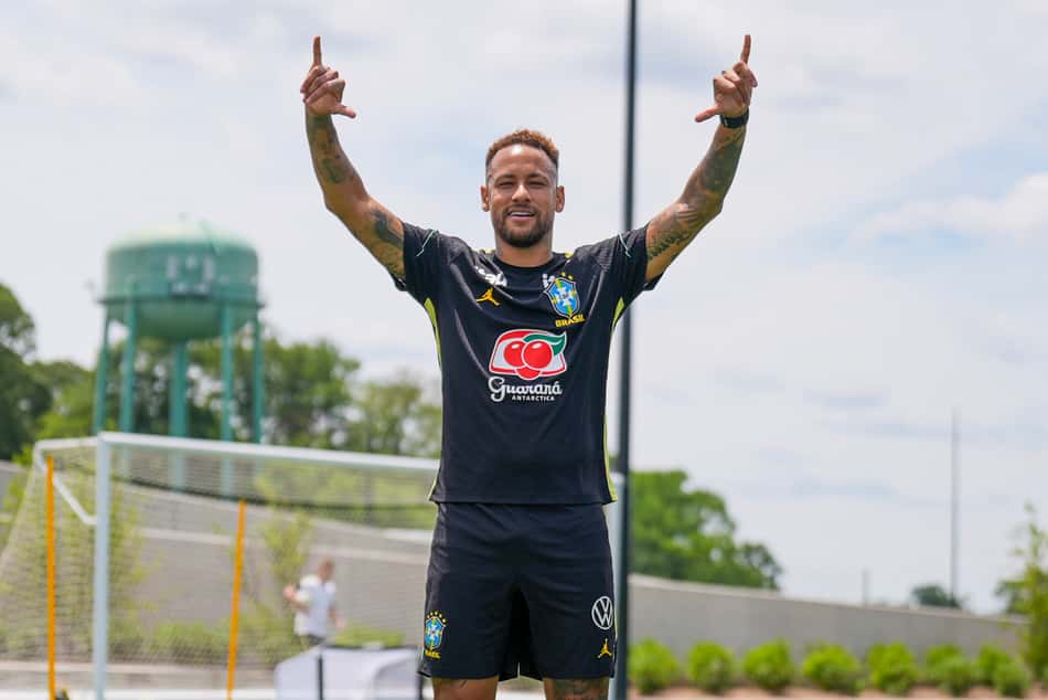 Neymar faz sinal de positivo no treino da Seleção nos EUA
