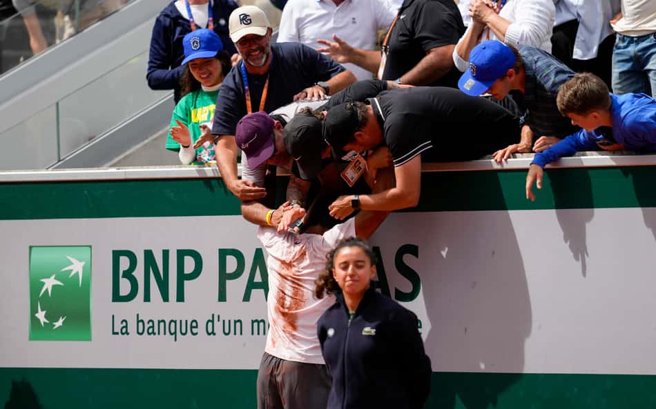 A emoção de Guto Miguel com seu staff em Roland Garros (Foto Julien Crosnier/FFT)