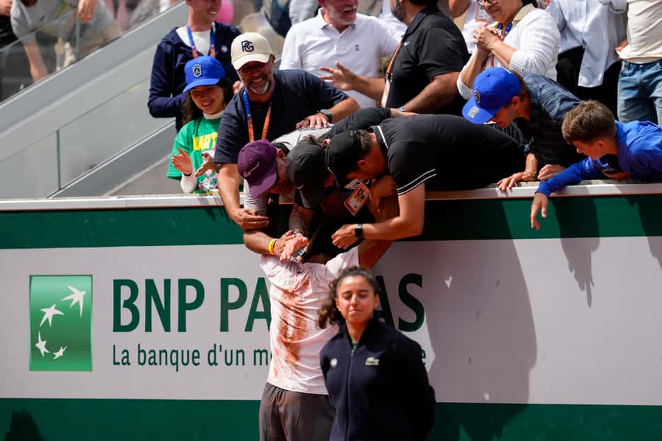 A emoção de Guto Miguel com seu staff em Roland Garros (Foto Julien Crosnier/FFT)
