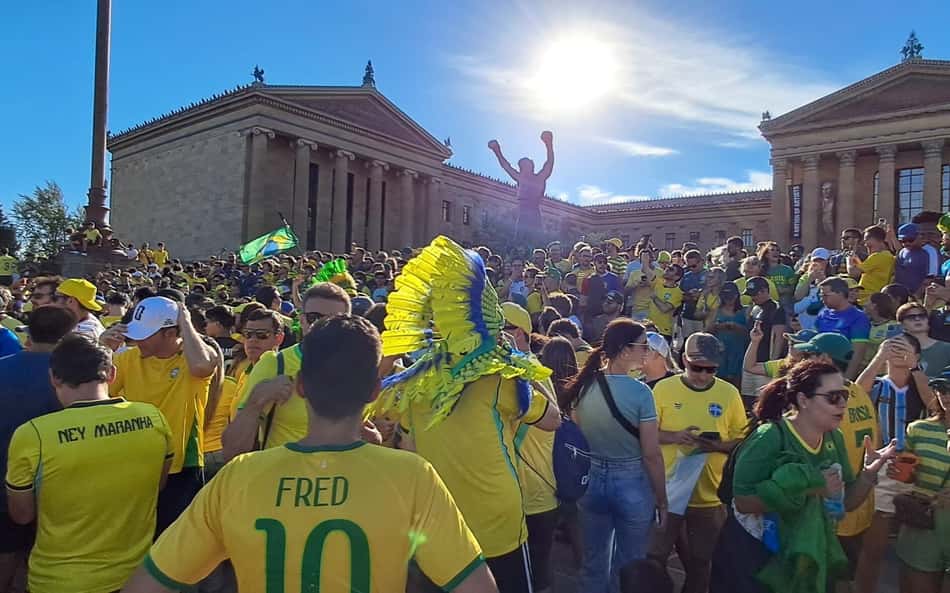 Torcida brasileira provoca Messi e CR7 e faz carnaval em estátua de Rocky Balboa