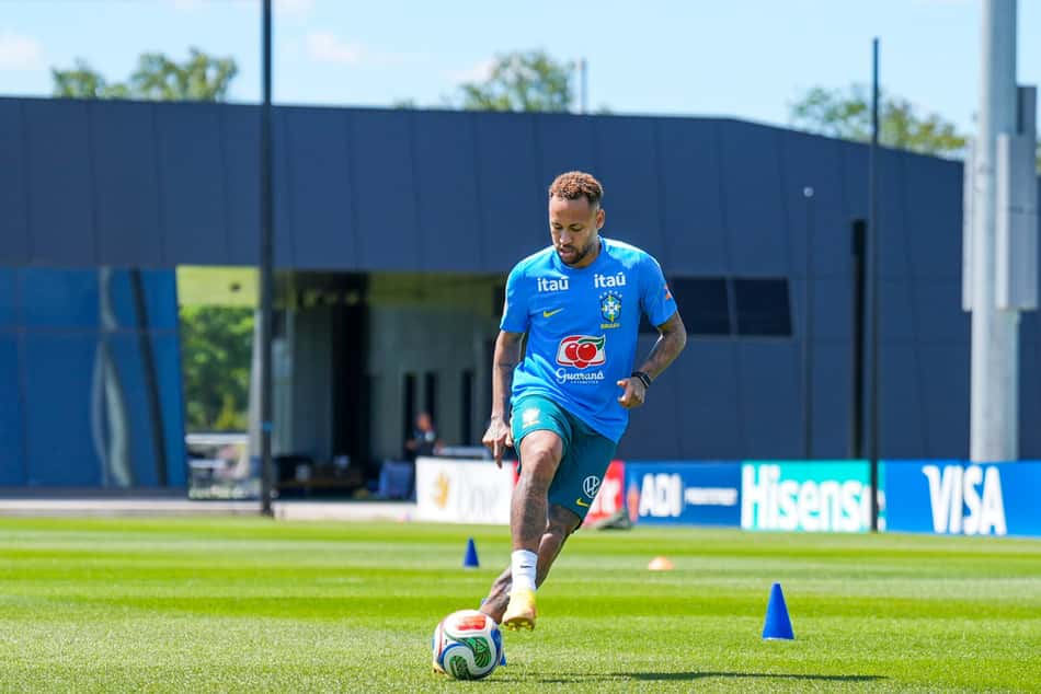 Neymar chuta a bola em atividade durante o treino da Seleção nos EUA